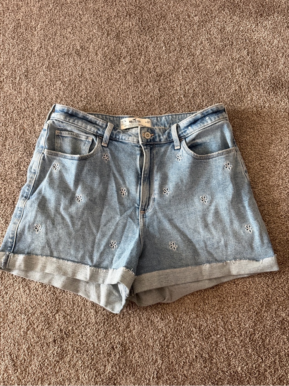Hollister Daisy Embroidered Curvy Ultra High Rise Mom Short